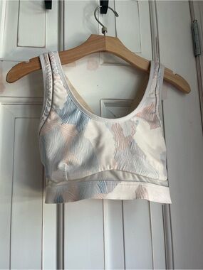 🌟Fabletics Belle Sports Bra with Light Blue and Pale Pink Abstract Print